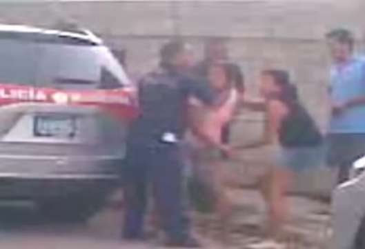 Investigarán a Policía y su Esposa Vecinos  los Acusan de Agresivos y Prepotentes