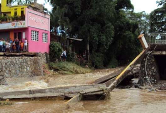 Incomunicados PV y Bahía Por Derrumbes en Carretera Federal 200