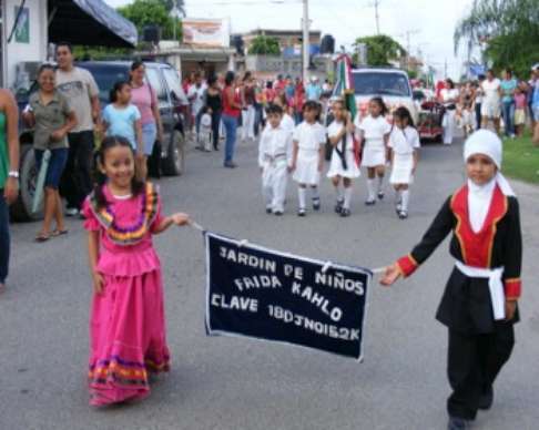 Desfile en Valle Dorado en Silencio sin Bandas de Guerra