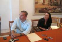 Esposa del Aspirante a Alcalde del PRI le Molestan Preguntas Incómodas