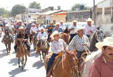 Más de 500 jinetes en la cabalgata “Todo por el Caballo” de San Juan de Abajo a Colomo