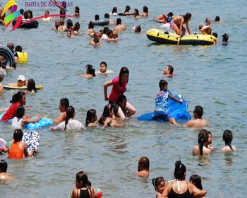 Miles de Vacacionistas Disfrutan las Playas de Bahía
