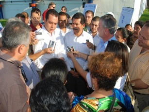 Alcalde Agita a Colonos Contra Gobernador Emilio González