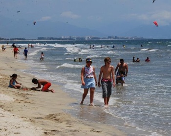 Semarnat y Cofepris Confirman Contaminación en la Playa de la Cruz de Huanacaxtle