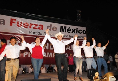 Priistas de Bahía de Banderas se Entregan a Roberto Sandoval