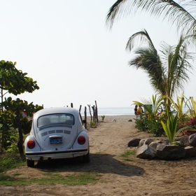 Obliga Tránsito a Extranjero Nacionalizado Quitar su Vehículo que Obstruía Acceso a la Playa