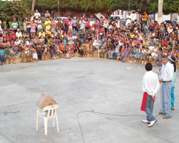 Oscar Valenzuela Festejó Día del Niño en Plaza de Bucerías