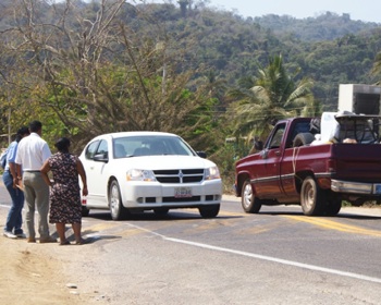 Presionan Vecinos de San Ignacio a SCT para que Realce Topes sobre Carretera 200