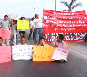 Padres de Familia Cerraron 8 Carriles de Carretera 200 en Bucerías