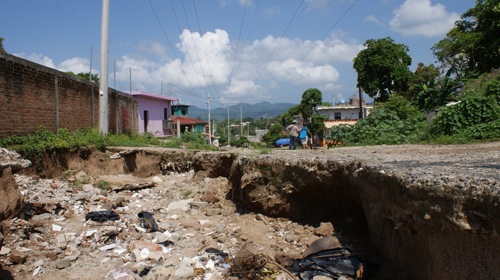 Calle Cleofas Salazar de Bucerías Destrozada y en Riesgo de Caer Poste de la CFE