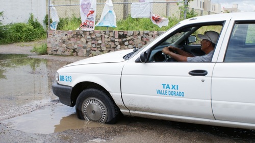 Vecinos de Valle Dorado Exigen a Paniagua Cumpla con su Trabajo de Reparar Baches