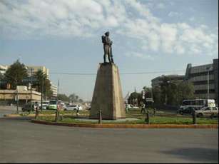 Se retira el monumento “Al Defensor de la Patria”.