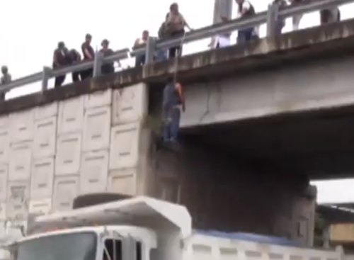 Cuelgan a un Hombre de Puente Sobre Vialidad de Tepic
