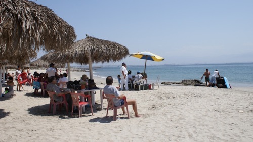 Palapas de la Playa La Manzanilla Nido de Alacranes Picaron a una Turista