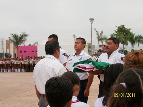 Entrega Bandera Nacional a la Delegación de Valle Dorado la DECyD