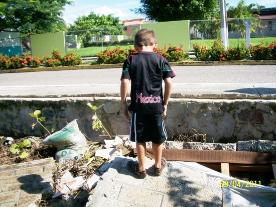 Vecinos de Costa Coral Piden a Obras Públicas Reparar Barda que Tumbaron las Lluvias