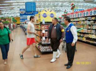 Robaron a Turista Canadiense en el Interior de Wal Mart