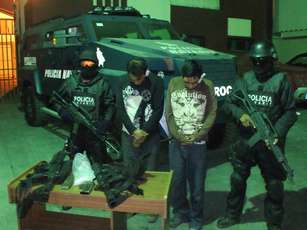Detienen a Dos Sujetos con Arsenal en Tepic