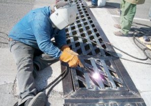 Reparó Obras Públicas Rejas de Alcantarillado que Chedraui Colocó en Vialidad