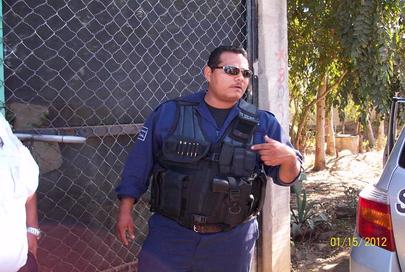 Sorprenden a Policía en Negociación con Ebrio Conductor Detenido