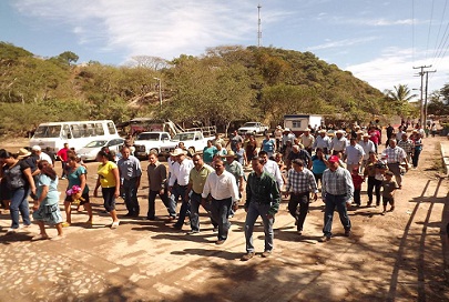 Festeja y Atiende Rafael Cervantes Con Los Habitantes de Los Sauces