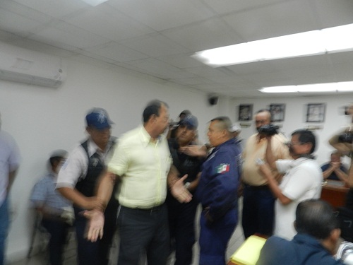 Acuerda Cabildo Prohibir Entrada a Exregidor; lo Sacaron Con Policías