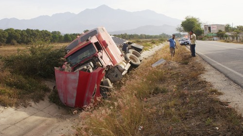 Trailer Cayó al Canal de Valle de Banderas