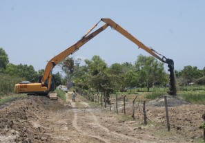 Toneladas de Material Arenoso Sacan del Cauce del Arroyo Brasiles en Tondoroque