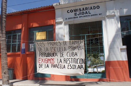 Padres de Familia de Jarretaderas Exigen Restitución de su Parcela Escolar