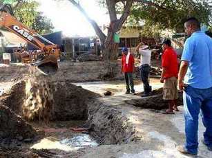 Camiones de Carga Rompen Drena en Arroyo del Indio