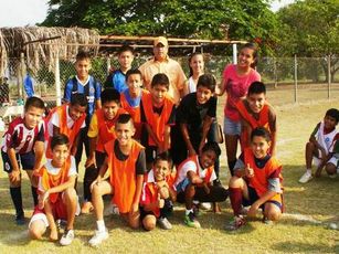 Muchos Premios para los Ganadores del Primer Torneo de Futbol Pony Libertad de Expresión