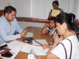 Reclaman Padres de Familiar el Corte de Luz a Primaria
