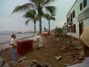 Tapan Acceso; Comerciantes Amenazan con Bloqueo en Malecón II