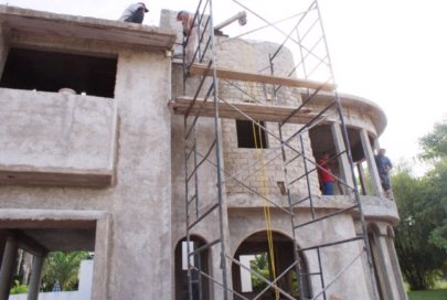 Trabajadores del Ayuntamiento Construyen Casa del Director de Obras Públicas