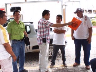 Taqueros Dejan Sucio Camellón de Bucerías