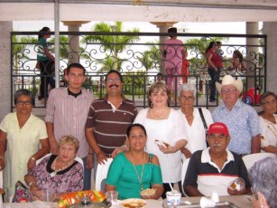 Jóvenes de la Tercera Edad Exponen Artes Manuales