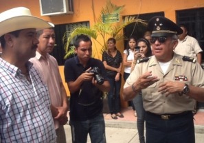 Alcalde y Mayor Inauguran Exposición Fotográfica en Bahía