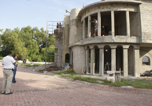 Encontramos a Propietario de Finca Construida con Dinero Público