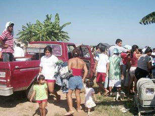 Reparten Ropa Usada en Villas Miramar en Nombre del Gobernador