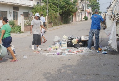 Pestilentes Cimborros de Basura en Jarretaderas se Quejan Vecinos