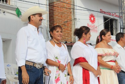 Alegre y Colorido Desfile en Valle de Banderas