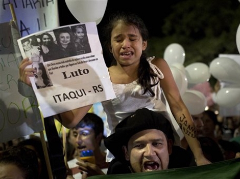 Marchan en Santa María en homenaje a víctimas de incendio