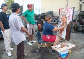Pintora de San Clemente de Lima se Inspira Entre Llantas y Compresores