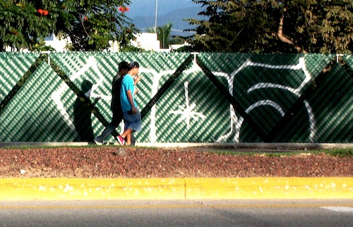Grafiteros Pintarrajean Cercos Publicitarios de Carretera 200