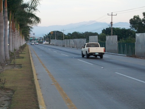 Encajona Carretera 200 con Decenas de Pantallas de Publicidad