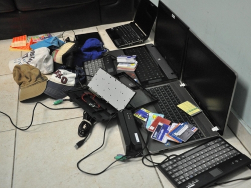 Detienen en Texas a hombres que clonaban tarjetas de crédito en México