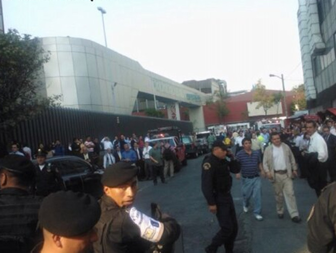 Confirman 15 muertos, 100 heridos y 30 atrapados tras explosión de Torre de Pemex