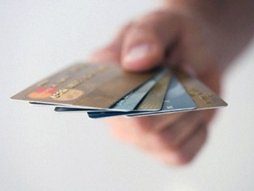 Capturan a presunta clonadora de tarjetas bancarias en restaurante