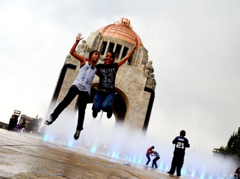 Chilangos y regios, los mexicanos más felices