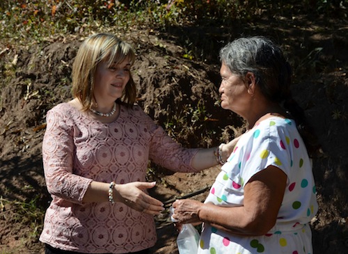 Presidenta del DIF Entrega Medicamentos en Las Lomas